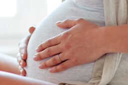 ¿Qué tipos de síndromes genéticos raros pueden afectar la fertilidad?